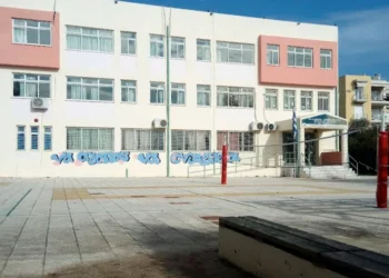 Μαρούσι: Μαθητές πέταξαν κροτίδες, πέτρες και αβγά σε Γυμνάσιο