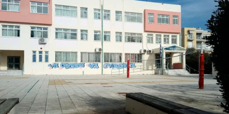 Μαρούσι: Μαθητές πέταξαν κροτίδες, πέτρες και αβγά σε Γυμνάσιο