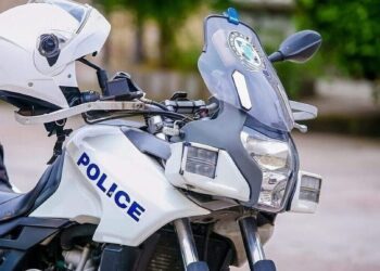 Αστυνομικοί του TikTok – Ποζάρουν με νεαρές ενώ η εγκληματικότητα στο φουλ