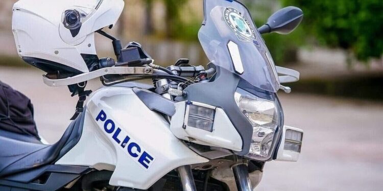 Αστυνομικοί του TikTok – Ποζάρουν με νεαρές ενώ η εγκληματικότητα στο φουλ