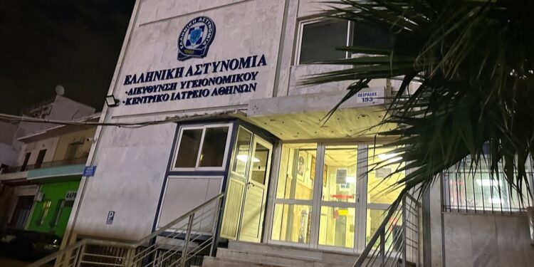 «Βόμβα» στην ΕΛΑΣ: Σε διαθεσιμότητα ψυχολόγος που έδινε πλαστές βεβαιώσεις σε βάρος πατεράδων