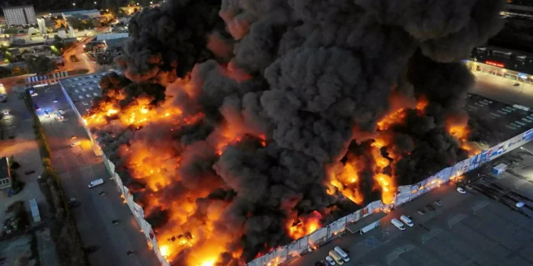 Guardian: Η Ευρώπη σε συναγερμό μετά από εμπρησμούς και δολιοφθορές που φέρεται να συνδέονται με τη Ρωσία