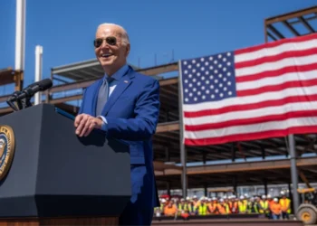 Ο Μπάιντεν «τρολάρει» τον Τραμπ: Μακάρι να είχε κάνει ένεση με χλωρίνη