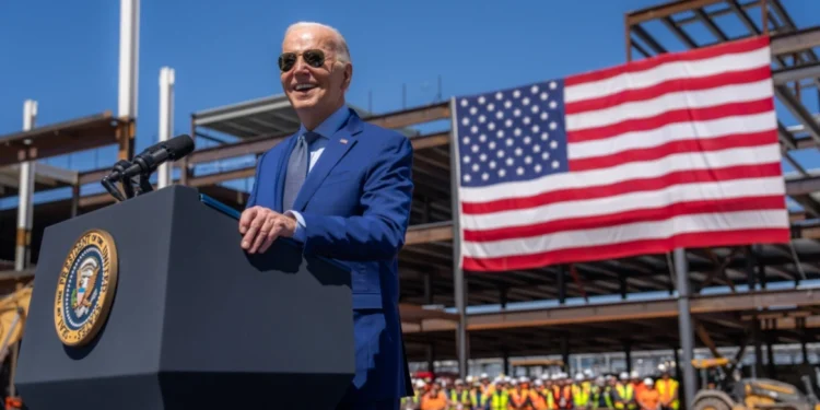 Ο Μπάιντεν «τρολάρει» τον Τραμπ: Μακάρι να είχε κάνει ένεση με χλωρίνη