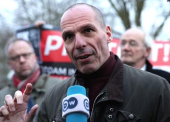 Ο Βαρουφάκης μηνύει τις αρχές της Γερμανίας για την απαγόρευση εισόδου στη χώρα