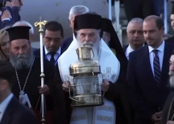 Στην Αθήνα έφτασε το Άγιο Φως – Οι πτήσεις για να μεταφερθεί σε ολόκληρη την Ελλάδα