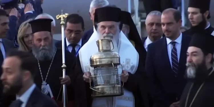 Στην Αθήνα έφτασε το Άγιο Φως – Οι πτήσεις για να μεταφερθεί σε ολόκληρη την Ελλάδα