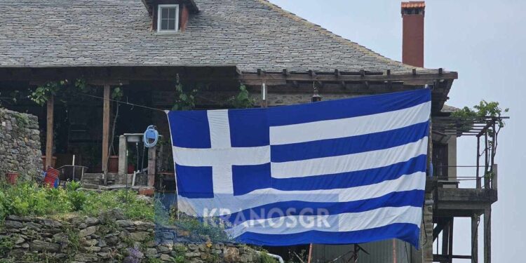 Συγκίνηση: Στελέχη των Ενόπλων Δυνάμεων ύψωσαν τη μεγαλύτερη ελληνική σημαία στο Άγιο Όρος