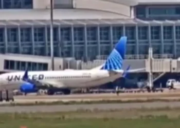 Boeing: Αναγκαστική προσγείωση αεροσκάφους στην Ιαπωνία μετά από «πρόβλημα στο φτερό»