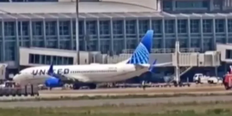 Boeing: Αναγκαστική προσγείωση αεροσκάφους στην Ιαπωνία μετά από «πρόβλημα στο φτερό»