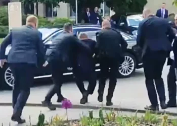 Σλοβακία: Κρίσιμες οι επόμενες ώρες για τον πρωθυπουργό – «Πυροβολήθηκε αρκετές φορές»