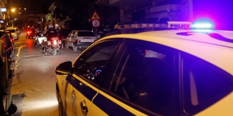 Άνδρας ντυμένος αρχαίος Έλληνας κυκλοφορεί με ρόπαλο τα βράδια στον Βόλο και κυνηγάει οδηγούς
