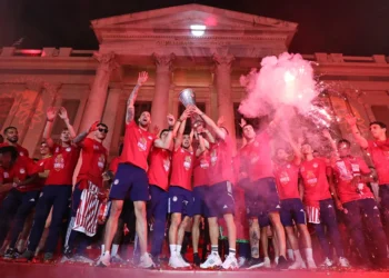 Τελικός Conference League: Στα κόκκινα ο Πειραιάς, γιορτή σε όλη την Ελλάδα για τον ιστορικό πρώτο ευρωπαϊκό τίτλο του Ολυμπιακού