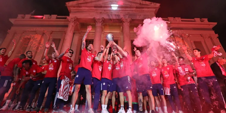 Τελικός Conference League: Στα κόκκινα ο Πειραιάς, γιορτή σε όλη την Ελλάδα για τον ιστορικό πρώτο ευρωπαϊκό τίτλο του Ολυμπιακού
