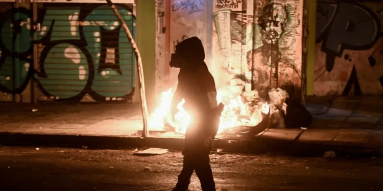 Εξάρχεια: Επίθεση με μολότοφ σε διμοιρία των ΜΑΤ