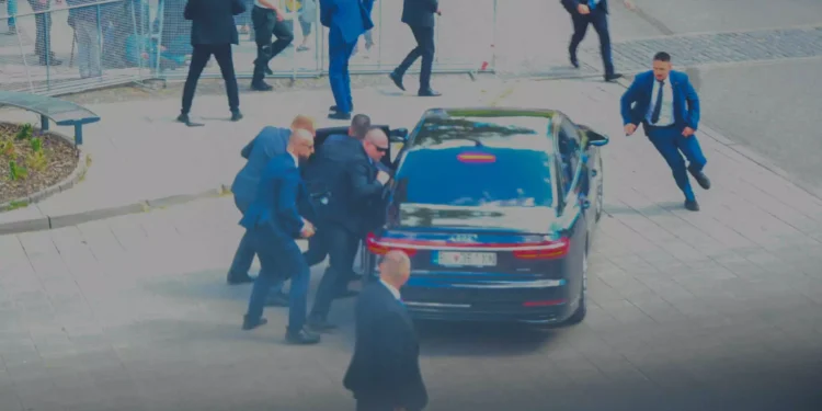 Πυροβόλησαν τον πρωθυπουργό της Σλοβακίας Ρόμπερτ Φίτσο