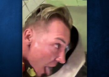 Σάλος από το βίντεο με Γερμανό ομοφυλόφιλο στέλεχος των Φιλελευθέρων να… γλείφει δημόσια τουαλέτα!