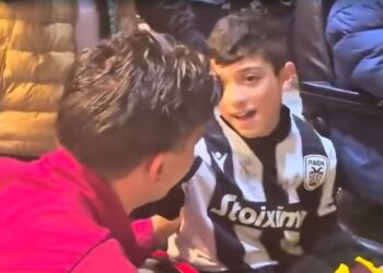 Υπέροχη στιγμή στην Τούμπα με Γιαννάκη και Τζολάκη: “Είσαι το καλύτερο παιδί, μακάρι να πάρετε το Conference” (video)