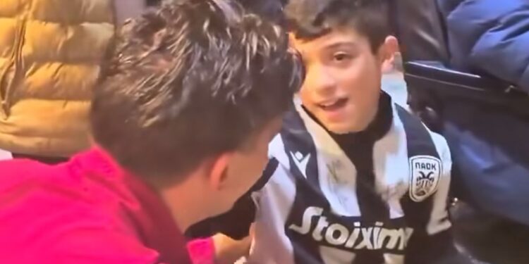 Υπέροχη στιγμή στην Τούμπα με Γιαννάκη και Τζολάκη: “Είσαι το καλύτερο παιδί, μακάρι να πάρετε το Conference” (video)