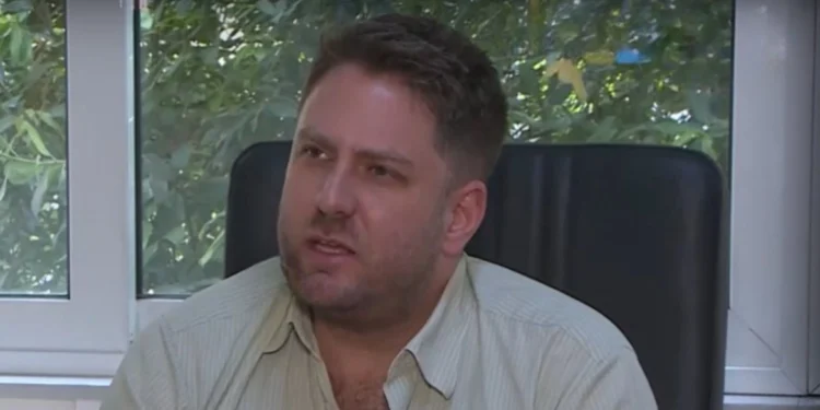 Το Τζέισον Αντιγόνη επανασυστήνεται ως Ιάσων Δούσης και πλέον χρησιμοποιεί την αρσενική αντωνυμία