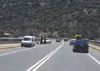 Ηράκλειο: Γυναίκα σταμάτησε σε γέφυρα με την παρέα της να βγάλει φωτογραφίες και έπεσε στο κενό