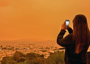 Καιρός: «Κοκτέιλ» ζέστης, ανέμων και σκόνης σήμερα -Ως και 32 βαθμούς η θερμοκρασία