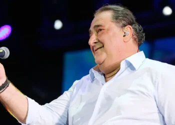 «Καλησπέρα και καλή βραδιά»: Ξεφυλλίσαμε τη βιογραφία του Βασίλη Καρρά, όσα αφηγήθηκε ο ίδιος