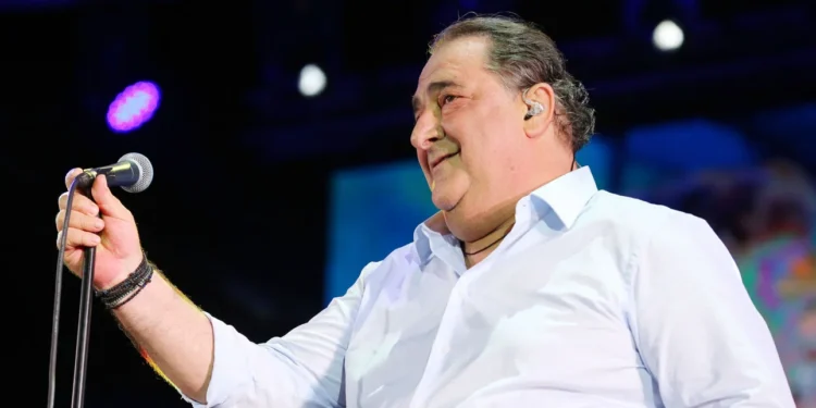 «Καλησπέρα και καλή βραδιά»: Ξεφυλλίσαμε τη βιογραφία του Βασίλη Καρρά, όσα αφηγήθηκε ο ίδιος