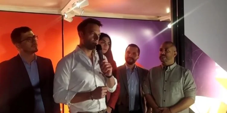 Ο Κασσελάκης δέχθηκε ομοφοβική επίθεση στον Βόλο: «Που#$@ρ@», του φώναξε περαστικός(Βίντεο)