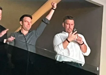 Στην πρεμιέρα του Αργυρού ο Κασσελάκης με τον Τάιλερ, το γλέντησαν από σουίτα με υψωμένη γροθιά – Δείτε βίντεο