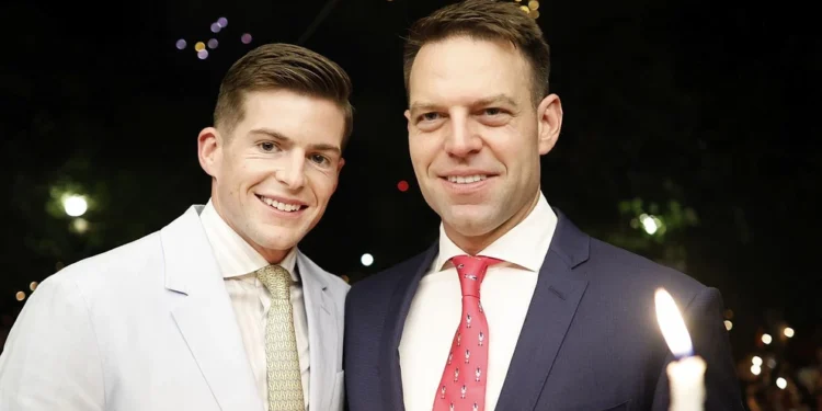 Στην Κέρκυρα με τον συζυγό του Τάιλερ Μακμπέθ γιόρτασε την Ανάσταση ο πρόεδρος του ΣΥΡΙΖΑ Στέφανος Κασσελάκης