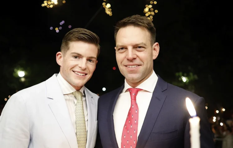 Στην Κέρκυρα με τον συζυγό του Τάιλερ Μακμπέθ γιόρτασε την Ανάσταση ο πρόεδρος του ΣΥΡΙΖΑ Στέφανος Κασσελάκης