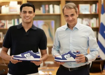 Ποιος είναι ο 20χρονος που έφτιαξε τα «παπούτσια ΝΔ» που φόρεσε ο Μητσοτάκης στο TikTok