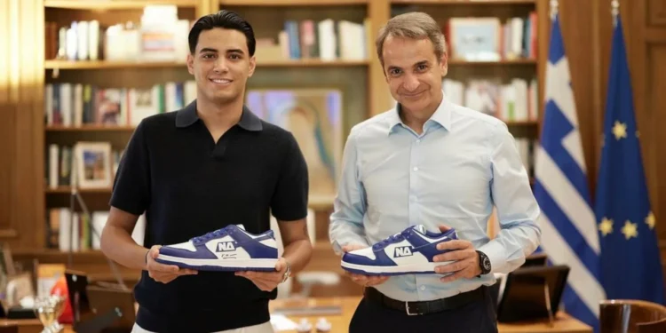 Ποιος είναι ο 20χρονος που έφτιαξε τα «παπούτσια ΝΔ» που φόρεσε ο Μητσοτάκης στο TikTok