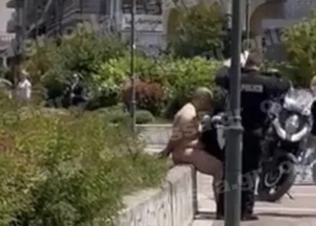 Λάρισα: Νεαρός άντρας κυκλοφορούσε γυμνός στο κέντρο της πόλης – Δείτε βίντεο