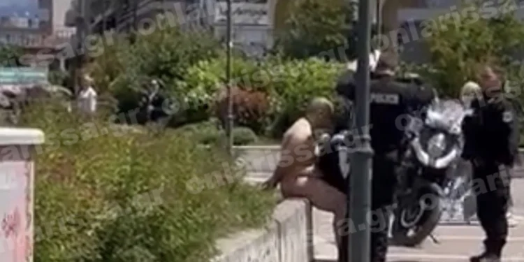 Λάρισα: Νεαρός άντρας κυκλοφορούσε γυμνός στο κέντρο της πόλης – Δείτε βίντεο