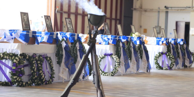 Σε κλίμα βαθιάς συγκίνησης ο επαναπατρισμός των λειψάνων 8 Ελλήνων οπλιτών από την Κύπρο