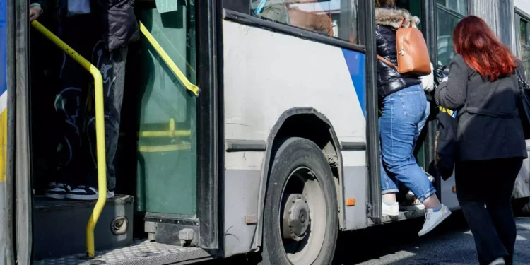 Κηφισιά: 74χρονος βιντεοσκοπούσε 14χρονη μέσα σε λεωφορείο – Συνελήφθη χάρη στην παρέμβαση του οδηγού