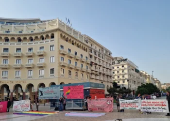 Θεσσαλονίκη: «Παίρνουμε πίσω την Αριστοτέλους» – Συγκέντρωση μελών της ΛΟΑΤΚΙ κοινότητας έξω από το Ολύμπιον