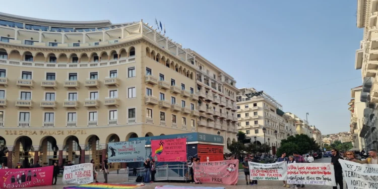 Θεσσαλονίκη: «Παίρνουμε πίσω την Αριστοτέλους» – Συγκέντρωση μελών της ΛΟΑΤΚΙ κοινότητας έξω από το Ολύμπιον