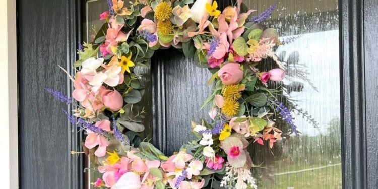 Πρωτομαγιά: Γιατί φτιάχνουμε μαγιάτικο στεφάνι και τι συμβολίζει – Μέχρι πότε παραμένει κρεμασμένο