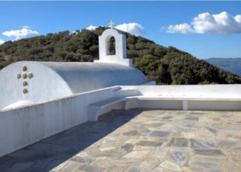 Πάσχα στη Μαγνησία με Αγιορείτικο Τυπικό και ενταφιασμό του Ιησού σε σπηλιά με βουλοκέρι