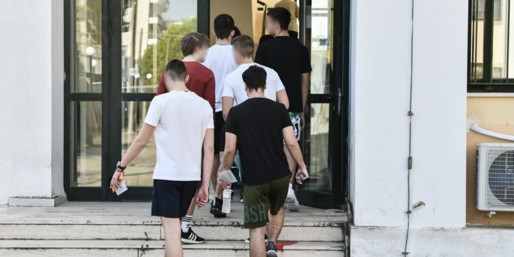 Πανελλήνιες 2024: Χρήσιμες οδηγίες για τους μαθητές – Τι απαγορεύεται και τι ισχύει για τα κινητά