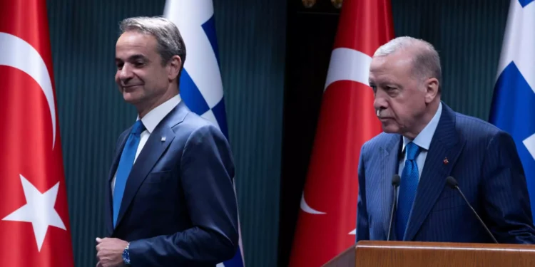 Πίσω από τις κλειστές πόρτες της συνάντησης Μητσοτάκη – Ερντογάν: Τα μηνύματα και το δείπνο με αγκινάρες, κεμπάπ και χαλβά