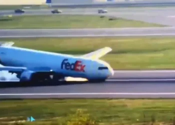 Κωνσταντινούπολη: Τρομακτική προσγείωση Boeing 767 – Δεν άνοιξαν οι μπροστινές ρόδες [βίντεο]