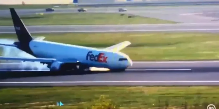 Κωνσταντινούπολη: Τρομακτική προσγείωση Boeing 767 – Δεν άνοιξαν οι μπροστινές ρόδες [βίντεο]