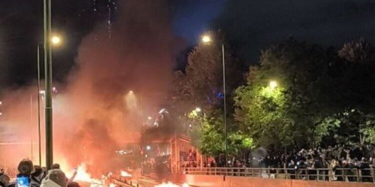 Ανάσταση στο Νέο Κόσμο: Εγινε η νύχτα μέρα με βεγγαλικά και μολότοφ