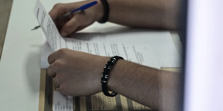 Πανελλαδικές 2024: Δείτε τα θέματα στα Νέα Ελληνικά για τα ΕΠΑΛ