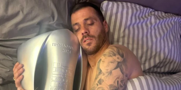 ΠΑΟΚ: Ο Bιεϊρίνια κοιμήθηκε με το κύπελλο του πρωταθλητή – «Καληνύχτα Θεσσαλονίκη»