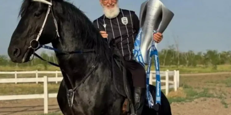 Ιβάν Σαββίδης: Με την κούπα του πρωταθλητή πάνω σε μαύρο άλογο στο Ροστόφ ο πρόεδρος του ΠΑΟΚ